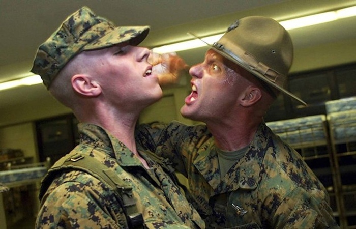Сержант кричит на американского солдата / Фото: smartik.ru