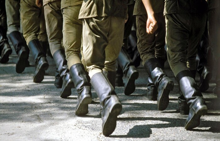 Солдаты маршируют в кирзовых сапогах / Фото: emilia-spanish.ru