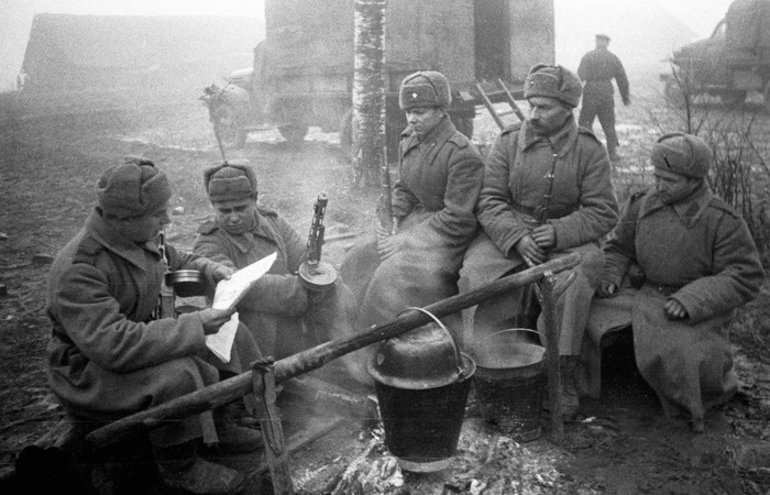 Солдаты готовят еду / Фото: fotoxcom.ru