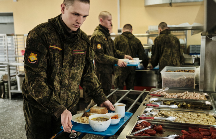 Солдаты обедают в воинских частях / Фото: ampravda.ru