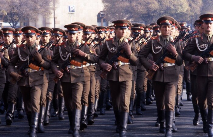 Солдаты СССР маршируют в военном строе / Фото: mixyfotos.ru