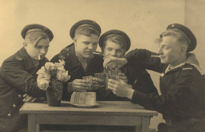 Моряки выпивают на острове / Фото: pokayadoma.ru