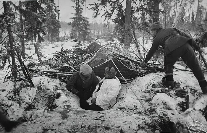 Солдаты сидят возле землянки / Фото: stihi.ru