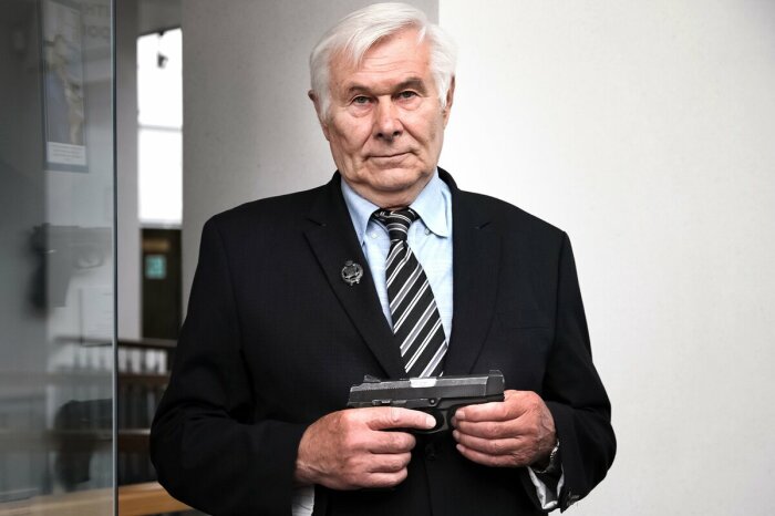 Владимир Ярыгин со своим пистолетом. Фото: https://kalashnikovgroup.ru