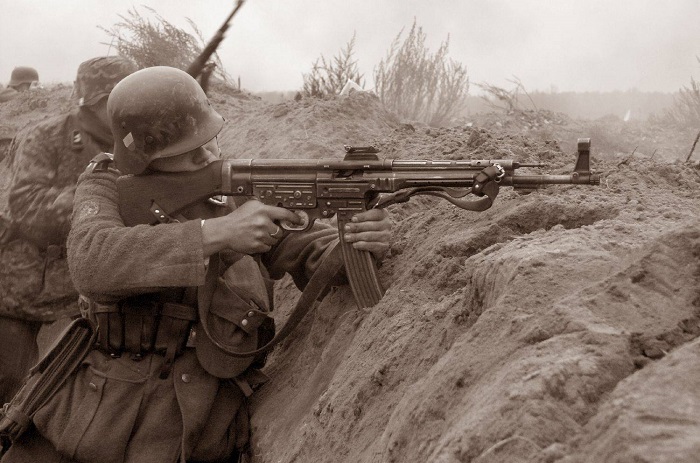 Использование штурмовой винтовки в бою. Фото: gunsfriend.ru