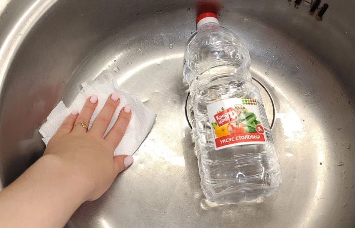 Уксус вернет блеск раковине и смесителю.