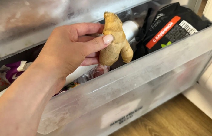 Имбирь лучше хранить в морозилке.