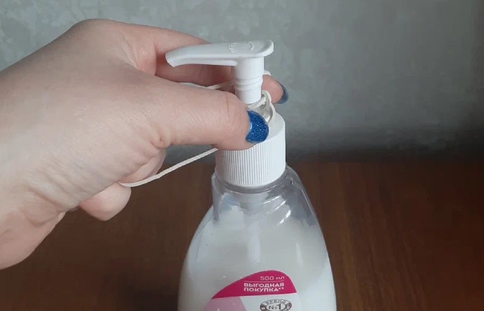 Резинка поможет контролировать расход жидкого мыла. Резинка поможет контролировать расход жидкого мыла.