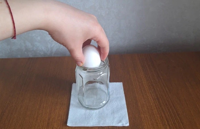 Этот способ чистки яиц вам точно понравится.