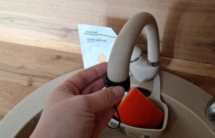 Лимонная кислота поможет отмыть кран.