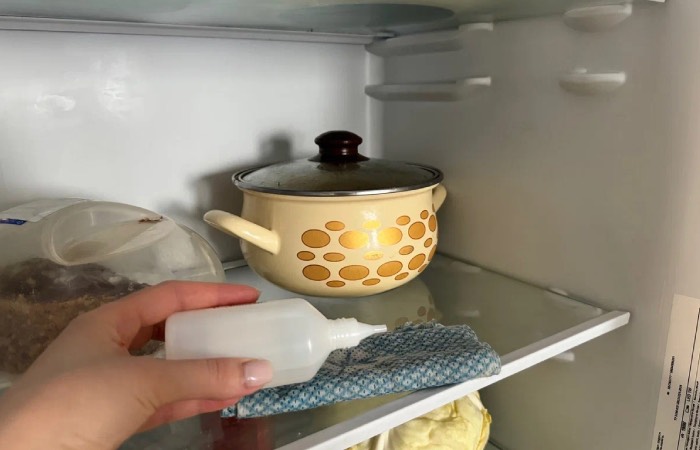 Перекись избавит холодильник от бактерий и микробов.