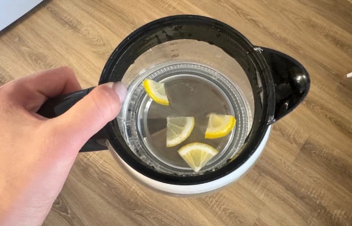 Лимон очистит чайник от накипи.