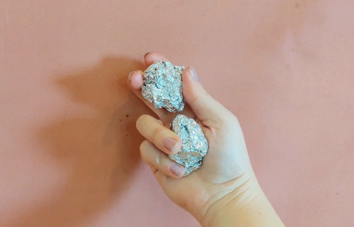 Шарики из фольги спасут сантехнику от налёта.