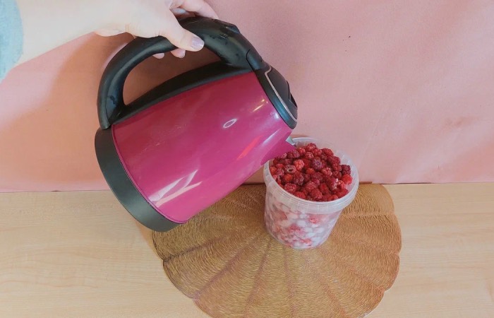 Ошпарьте ягоды до приготовления морса.