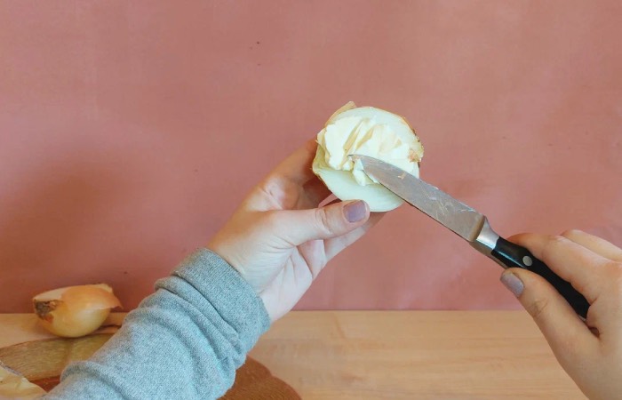 Сливочное масло сохранит свежесть луковицы.