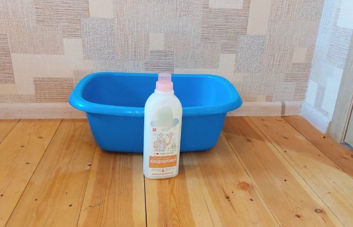 Раствор с кондиционером прекрасно отмоет грязь с обоев