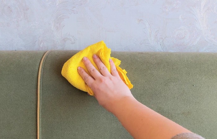 Лак для волос отлично соберет пыль и шерсть.