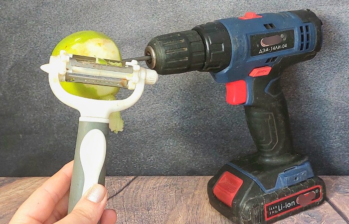 Самый необычный способ почистить яблоки.