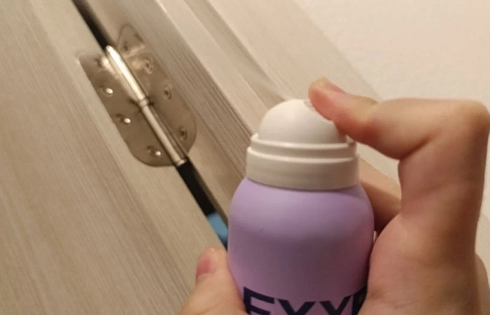 Антиперспирант избавит от скрипа дверей. Антиперспирант избавит от скрипа дверей.