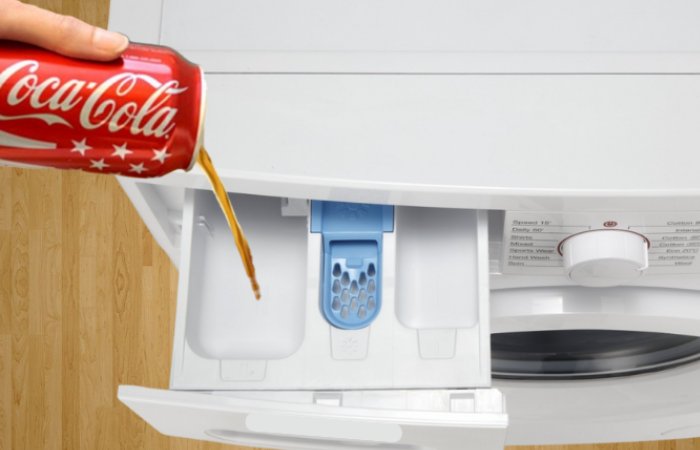 Кока-кола справится сразу с двумя бытовыми задачами!