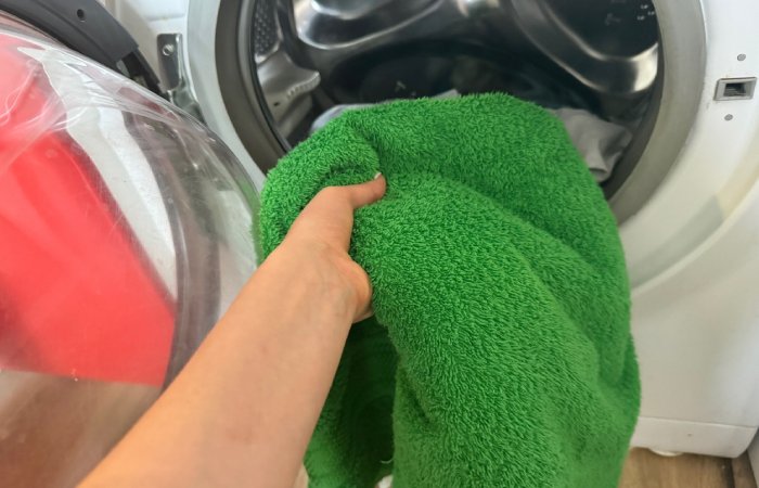 Полотенце поможет быстро высушить ваши вещи!