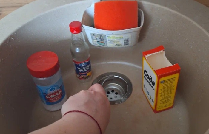 Сода, соль и уксус спасут вашу раковину.