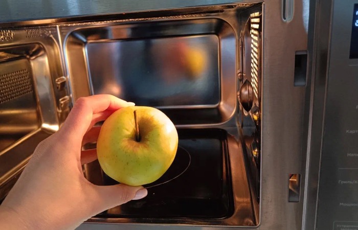 Микроволновка поможет почистить яблоко.