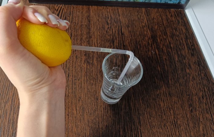 Трубочка поможет без труда выдавить лимонный сок!