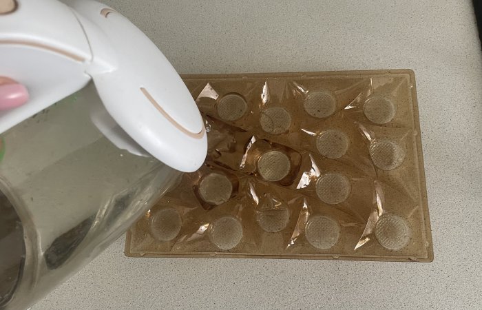 Подложка от конфет легко заменит форму для льда!