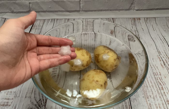 Лёд поможет почистить картофель