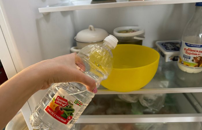 Уксус быстро устранит неприятные запахи в холодильнике!