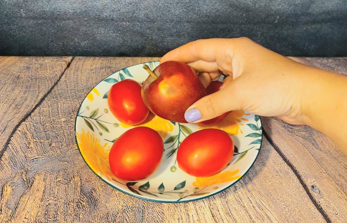 Яблоко поможет томатам созреть намного быстрее!
