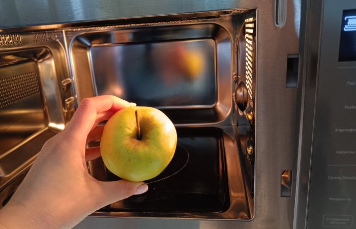 Микроволновка поможет легко почистить яблоки!