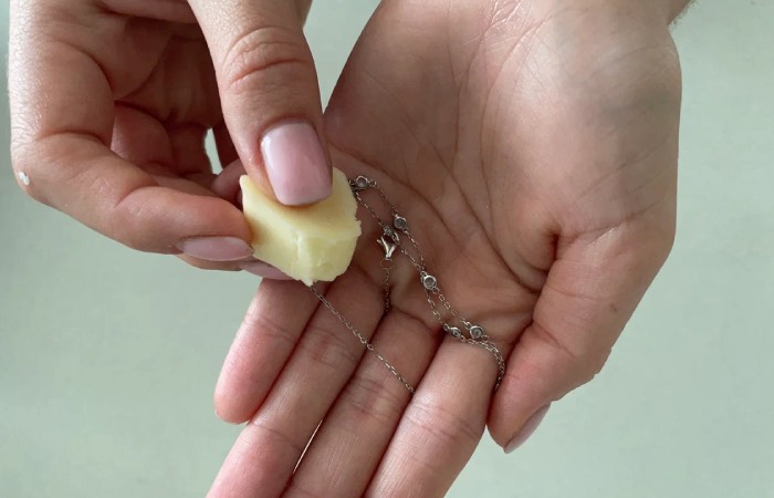 Масло сохранит ваши украшения.