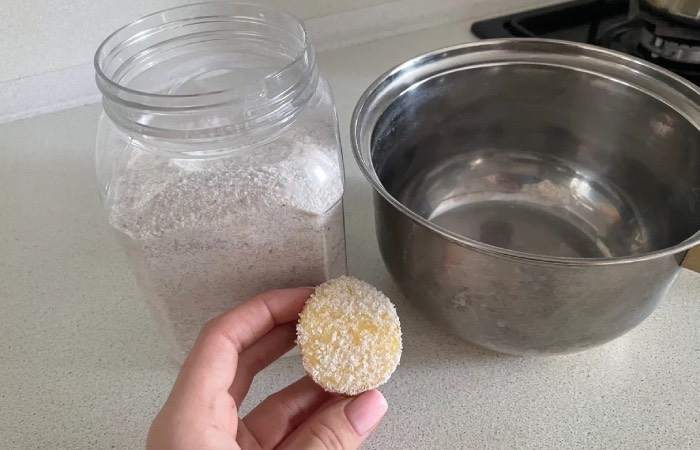 Обычная картошка с солью отлично отмоют нагар. Обычная картошка с солью отлично отмоют нагар.