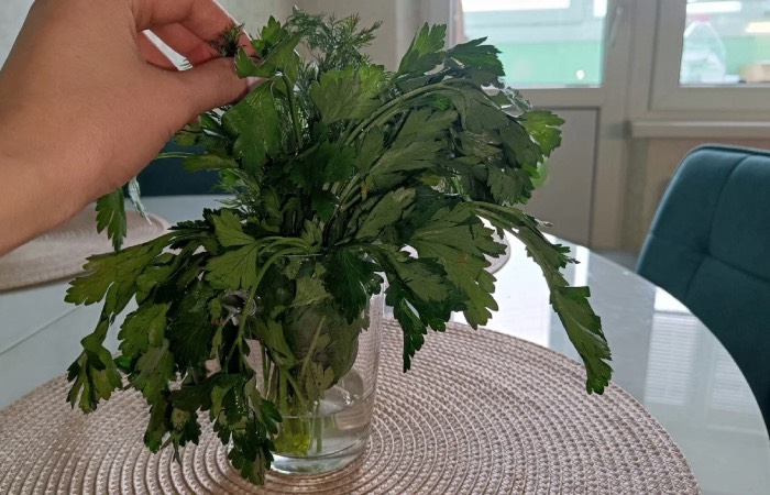 Идеальное хранение зелени - в вазе.