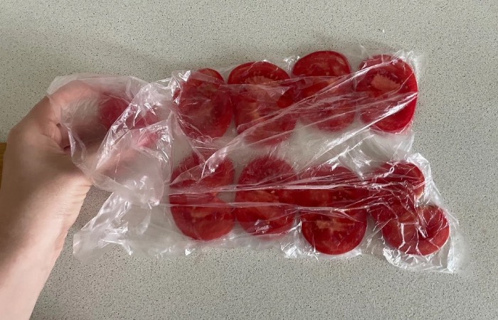 Томаты следует замораживать слоями. Томаты следует замораживать слоями.