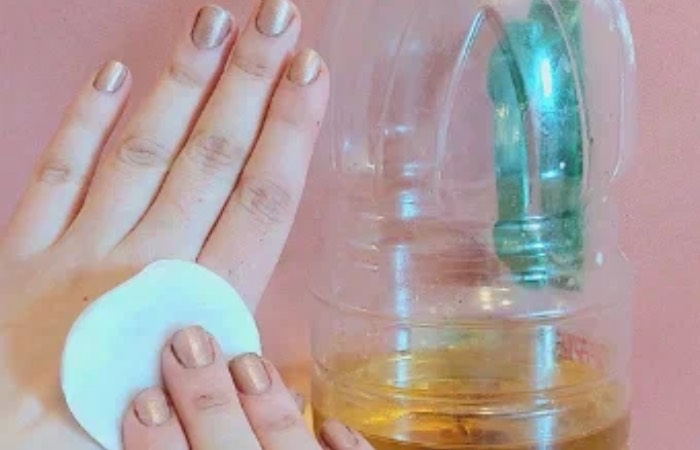 Масло быстро удалит клей с рук.