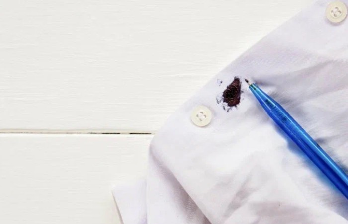 Санитайзер легко избавит вашу одежду от чернил.