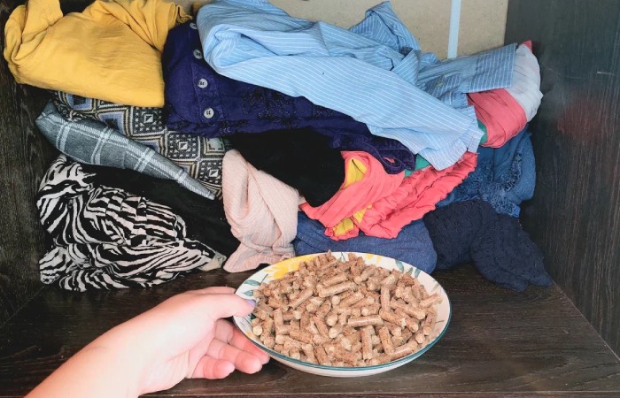 Наполнитель для кошачьего туалета поможет устранить запахи в шкафу.