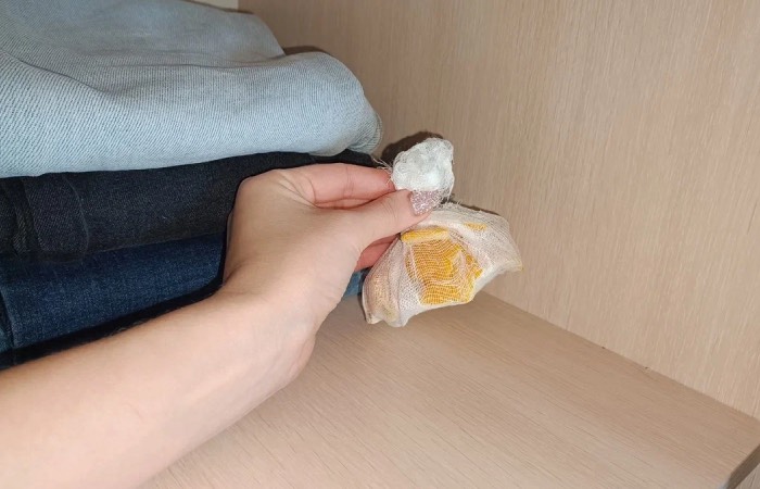 Апельсиновые корки - отличный ароматизатор для шкафа.