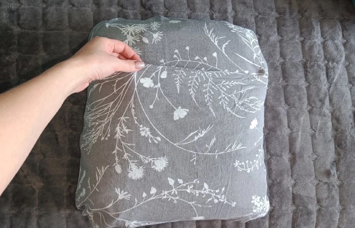 Просто сложите постельное белье в наволочку.