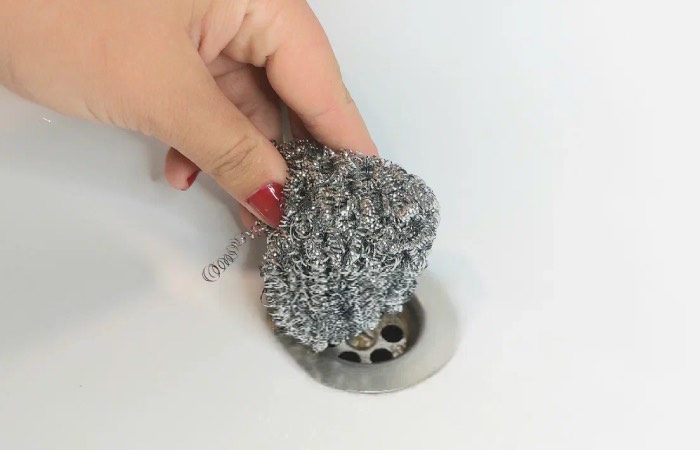 Металлическая губка спасет вас от засора.