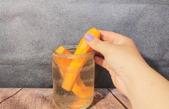 Очищенную морковь следует хранить в банке с водой.