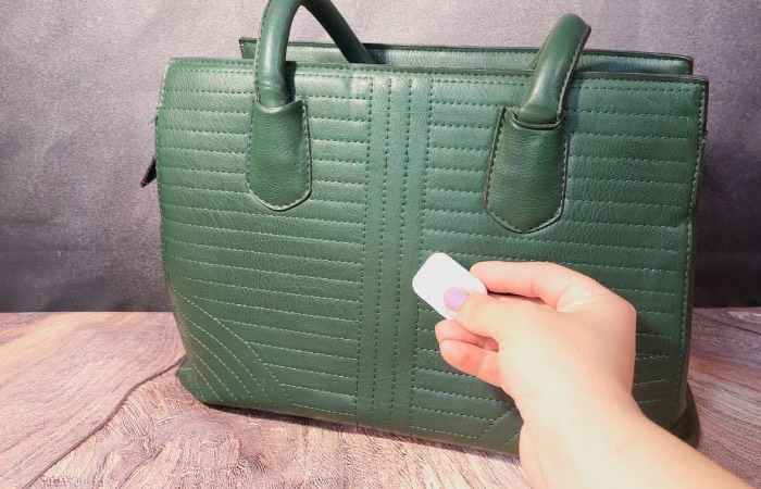 Кожу и замшу спасет обычный ластик.