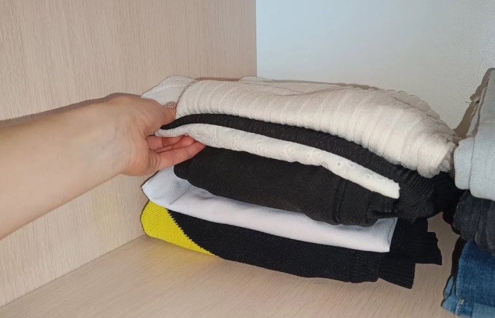 Сортировать вещи нужно по цвету.