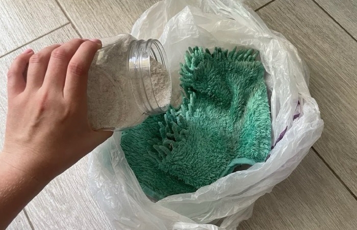 Соль поможет почистить насадку для швабры.