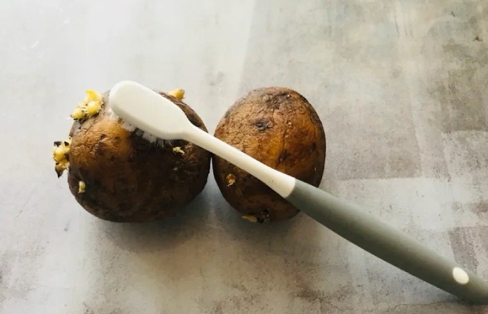 Зубная щетка поможет почистить картофель.