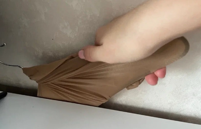 Капрон соберет а себя всю пыль.