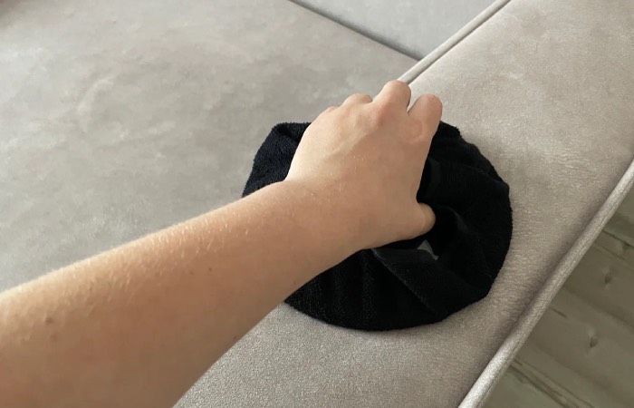 Простой способ почистить диван.